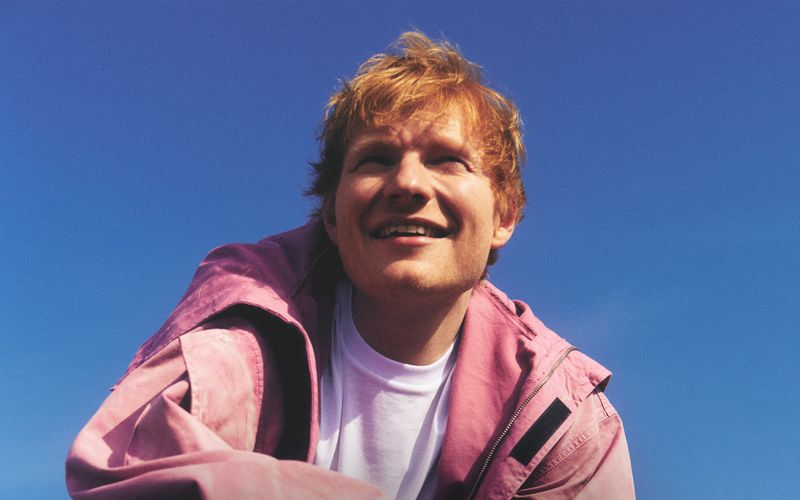 Ed Sheeran spielt wieder "Big Pop": Mit "Play" eröffnet der Brite einen neuen Album-Zyklus.