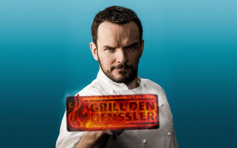 Ab dem 14. September serviert VOX neue Folgen von "Grill den Henssler Sommer-Special". Wieder erwarten die Zuschauer kulinarische Höchstleistungen, hitzigen Kochduelle - und so mancher freche Spruch von Kochprofi Steffen Henssler (Bild). Dass der 52-Jährige nicht auf den Mund gefallen ist, zeigt unsere Galerie mit seinen besten Sprüchen.
