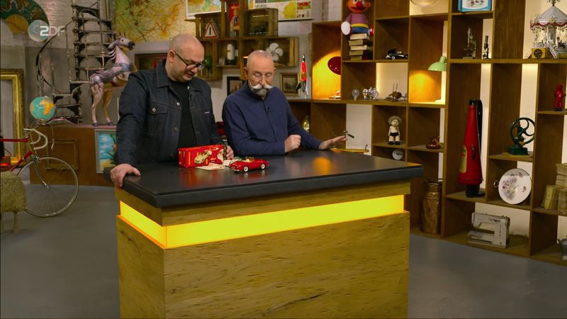 Als Horst Lichter den roten Flitzer auf dem Experten-Pult sah, leuchteten seine Liebhaber-Augen. "Ich kann nichts dafür, aber in Rot sieht er als Spielzeug richtig cool aus", schwärmte Lichter und Sven Deutschmanek musste ihm als Blechspielzeug-Experte zustimmen. Und ein "schönes Kartönchen" war dabei und das Auto "wie neu". 