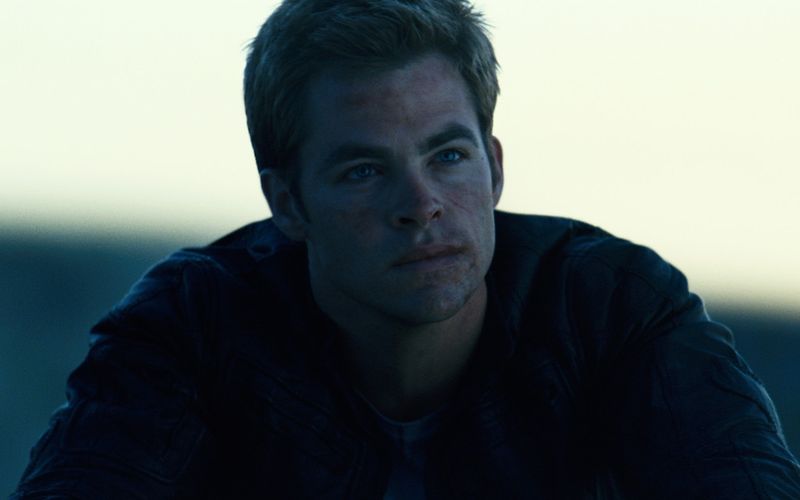 Der junge James T. Kirk (Chris Pine) ist ein Rebell - und trägt die Spuren deutlich im Gesicht: Er ist der impulsive, charismatische Anführer der Enterprise, der trotz Widrigkeiten immer für die Crew einsteht.
