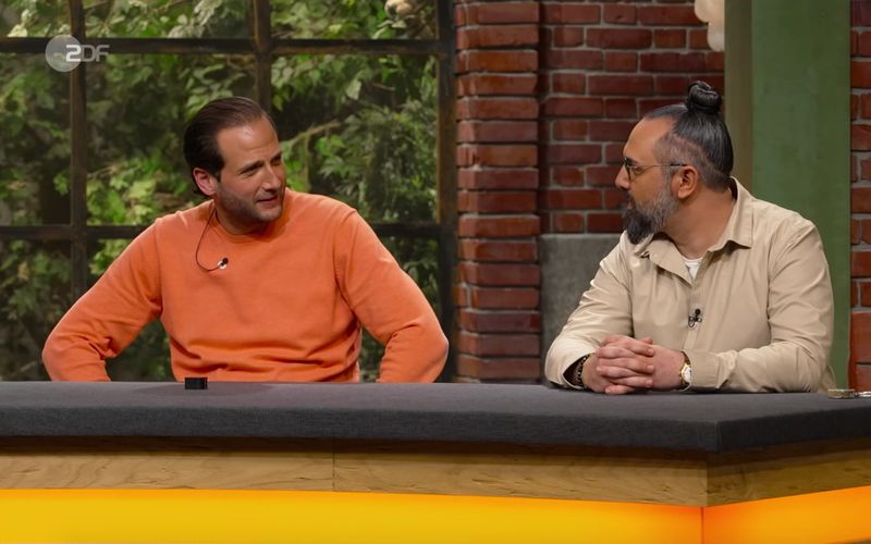 In der Freitagsausgabe der ZDF-Trödelshow "Bares für Rares" stand schnell fest: Das Objekt" war sammelwürdig". Das wusste auch Horst Lichter, denn neben dem "schönen Kartönchen" wirkte das Modell "fast wie neu". Für einen der Händler war sofort klar: "Den kauf' ich." Doch mit der Absicht stand er nicht allein. Gut, dass es einen Trostpreis gab.