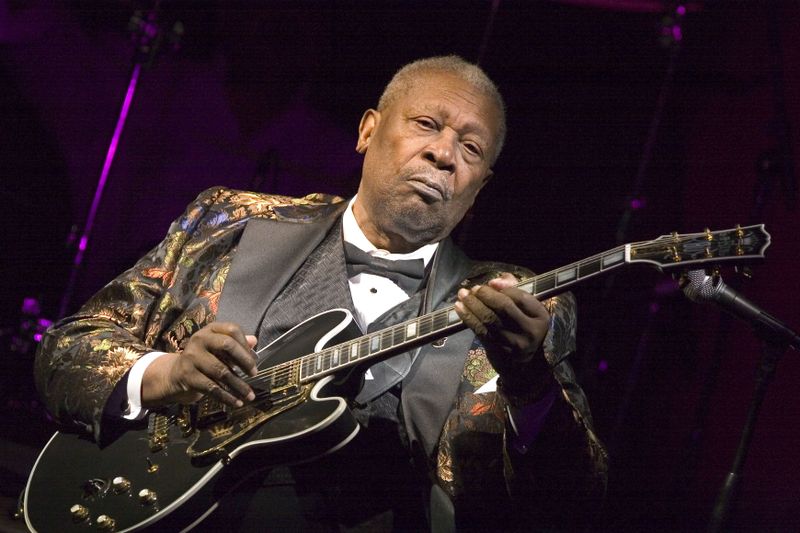 Der in sich gekehrte Blick spricht Bände: Nur wenige Spieler konnten ihre Gitarre so sanft zum "Weinen" bringen wie B.B. King, um es mit den Worten eines Beatles-Songs zu sagen. Am 16. September wäre die Blues-Legende 100 Jahre alt geworden. Wir wagen aus diesem Anlass den Versuch eines Rankings mit den größten Gitarristen aller Zeiten, zu denen King zweifellos auch gehört. 