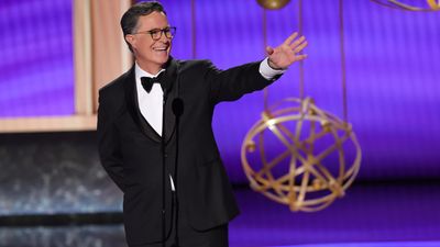 Bild zu Artikel Stephen Colbert bei den Emmy Awards 2025