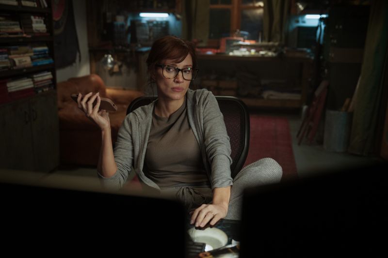 Jodi (Jessica Chastain) ist brillant darin, eine andere Online-Persönlichkeit anzunehmen, um mit rechten "Bros" im Internet zu chatten. 