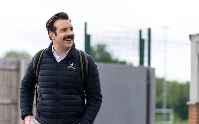 Mit der Comedy "Ted Lasso" landete Jason Sudeikis (Bild) einen weltweiten Serienhit. Die Titelrolle eines College-Football-Trainers, der einen mittelmäßigen englischen Fußballvereins coachen soll, wollte der US-Schauspieler nach der dritten Staffel niederlegen. Doch dann machte Apple ihm ein Angebot, das er nicht ablehnen konnte. Zu seinem 50. Geburtstag am 18. September zeigt die Galerie die höchstbezahlten Serienstars aller Zeiten.