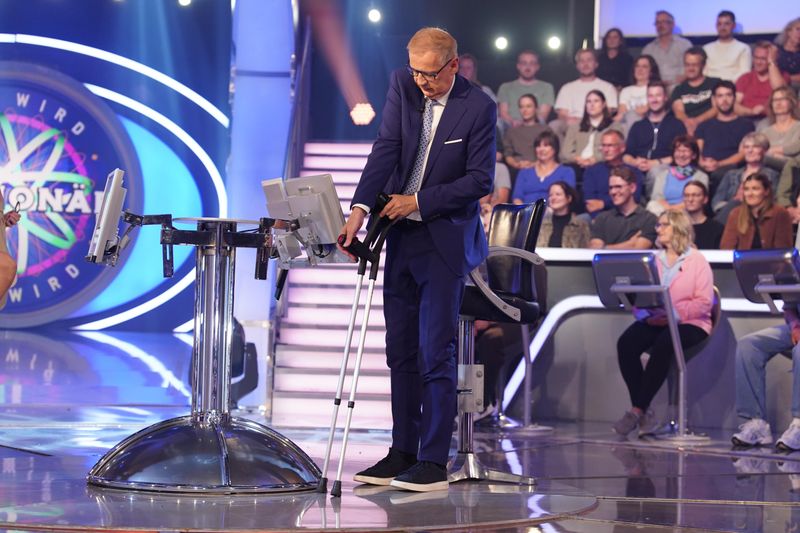 Umgeknickt! Der Moderator kam verletzt ins Studio.