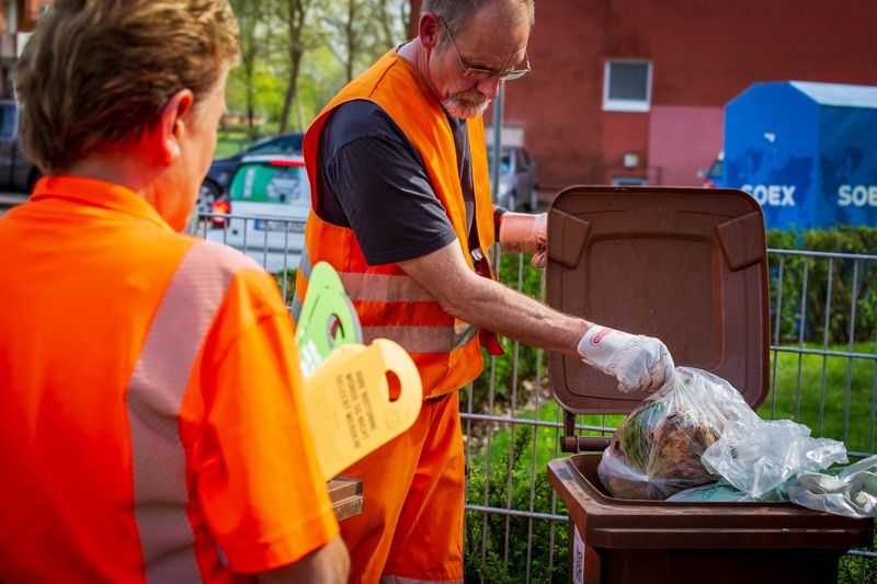 Anhänger an den Tonnen sollen gut sichtbar über die Befüllung des Biomülls informieren.