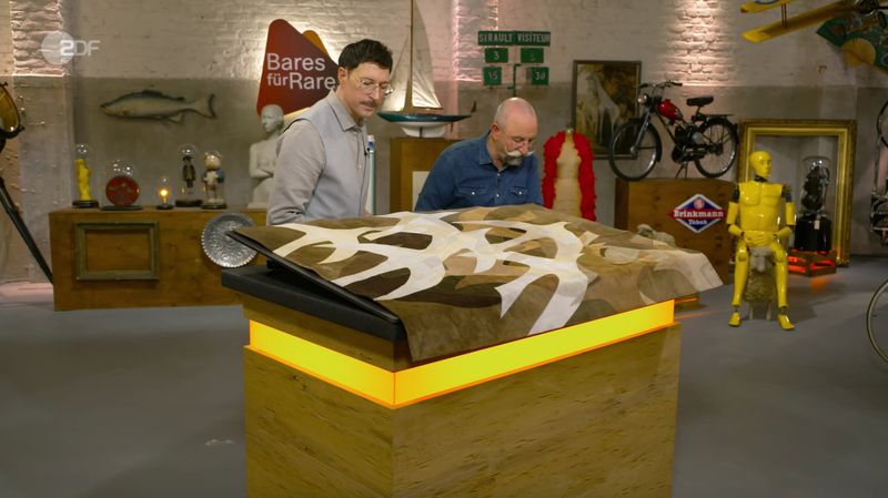 "Wie fein das genäht ist", lobte Horst Lichter (rechts), als er den Leder-Teppich näher studierte: "Jede Naht ist exakt." Colmar Schulte-Goltz nickte, denn es handelte sich tatsächlich um "hohe Handwerkskunst". Leider entdeckte Lichter aber auch Flecken am Rand und gestand: "Da würde ich gern mal sauber machen." 