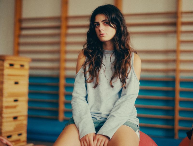 Mila (Derya Akyol) versucht nach ihren drei Monaten Psychiatrie in der Schule so zu tun, als wäre nichts gewesen. 
