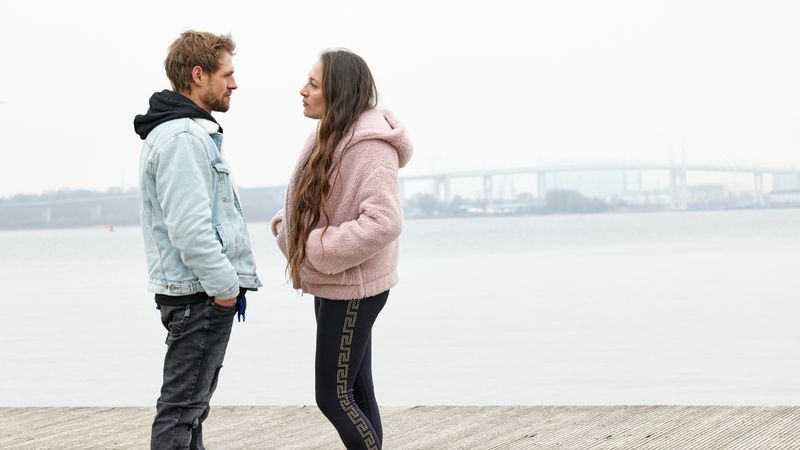 Martha (Lo Rivera) lockt bei einem vermeintlichen Blinddate Jonathan Theisen (Remo Schulze) in eine Falle. Sie und ihre Freundinnen vom Female Fightclub haben offenbar Rechnungen mit einigen Männern offen.