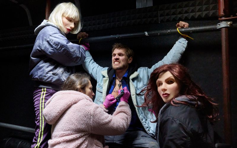 Was die Zuschauer wissen, die Ermittler aber vorerst nicht: Martha (Lo Rivera, zweite von links) hat Jonathan Theisen (Remo Schulze) in eine Falle gelockt. Gemeinsam mit Anja (Anna Herrmann, links) und Nina (Cheyenne Demont) tätowiert sie ein Datum auf seine Brust. Haben sie ihn aber auch getötet oder gibt es Trittbrettfahrer?