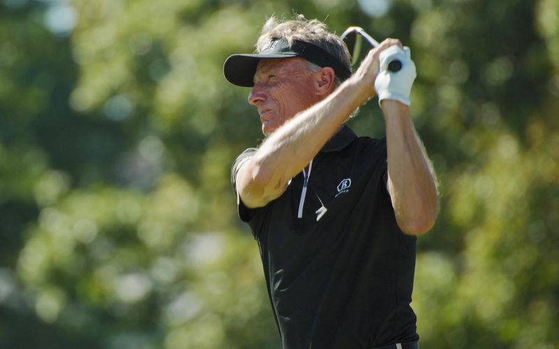 Bernhard Langer, immer noch auf dem Golfplatz: Der mittlerweile 68-Jährige ist seit über 50 Jahren Golfprofi. "Bernhard Langer - Der ewige Champion" versucht zu erklären, wie eine fast schon absurd langlebige Karriere überhaupt passieren kann.