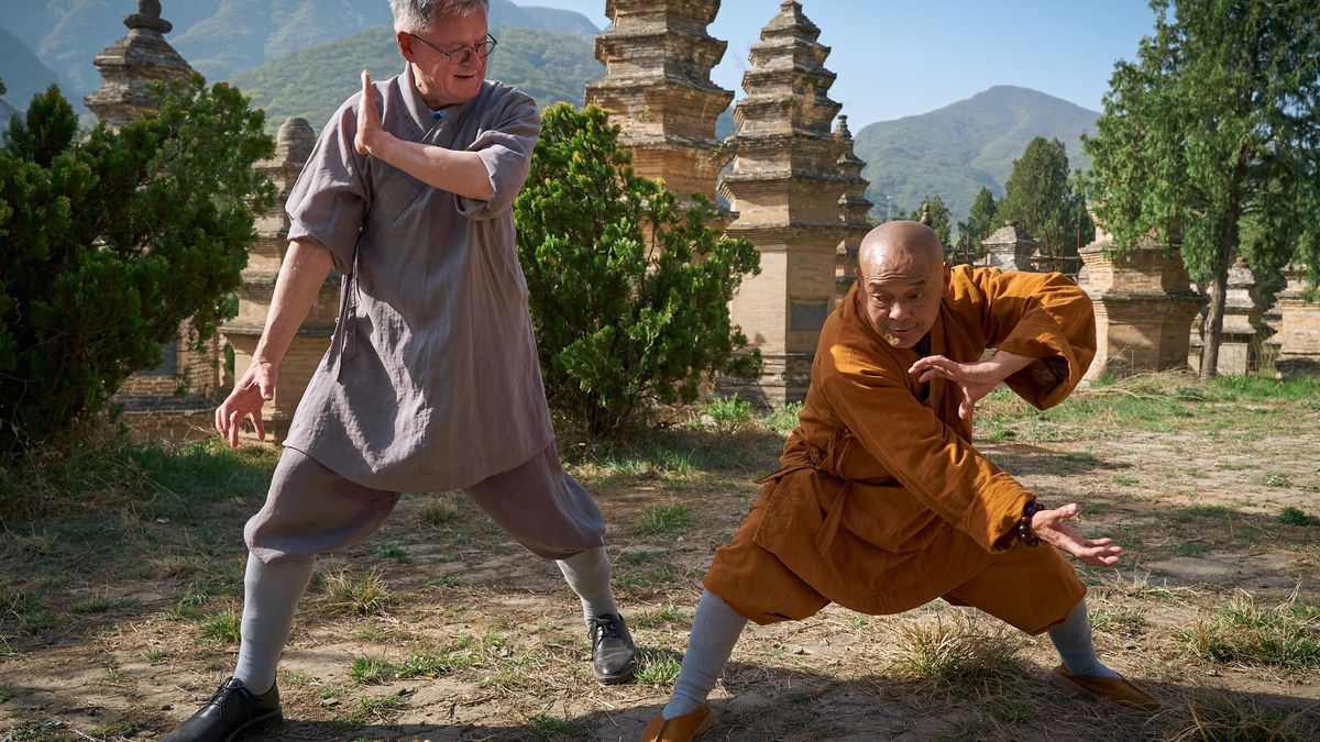 Eine Reise, die zweitausend Jahre währt: Mit Christopher Clark ins Shaolin-Kloster - SWYRL, Entertainment-Themen, die dich begeistern.