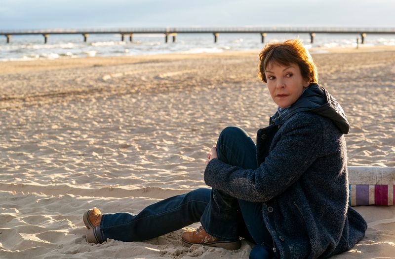 Die Ex-Staatsanwältin hat Rücken: Trotzdem ermittelt Karin Lossow (Katrin Sass) auch im neuen "Usedom-Krimi" wieder mit.