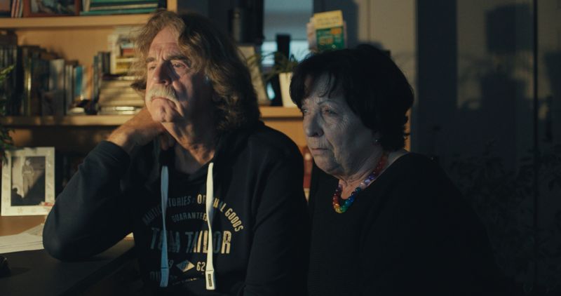 Ulla und Didi sehen sich Dokus über die Verbrechen ihres Sohnes an, auch wenn es ihnen schwer fällt. Sie wollen verstehen, wie aus ihrem Sohn ein Serienmörder wurde.