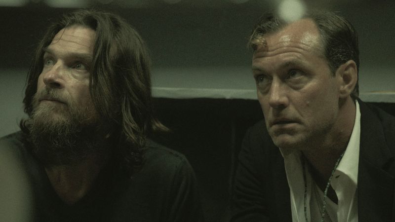 Egal, was sie versuchen: Die Brüder Vince (Jason Bateman, links) und Jake (Jude Law) können ihren Selbstzerstörungsmodus einfach nicht abschalten.