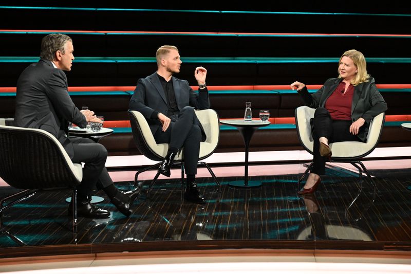 SPD-Politiker Tim Klüssendorf (Mitte) geriet bei "Markus Lanz" mit Eva Quadbeck aneinander, als er von seiner Partei mehr Körperhaltung forderte. 