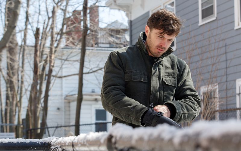 Lee (Casey Affleck) arbeitet in Boston als Hausmeister - weit weg von allem. 