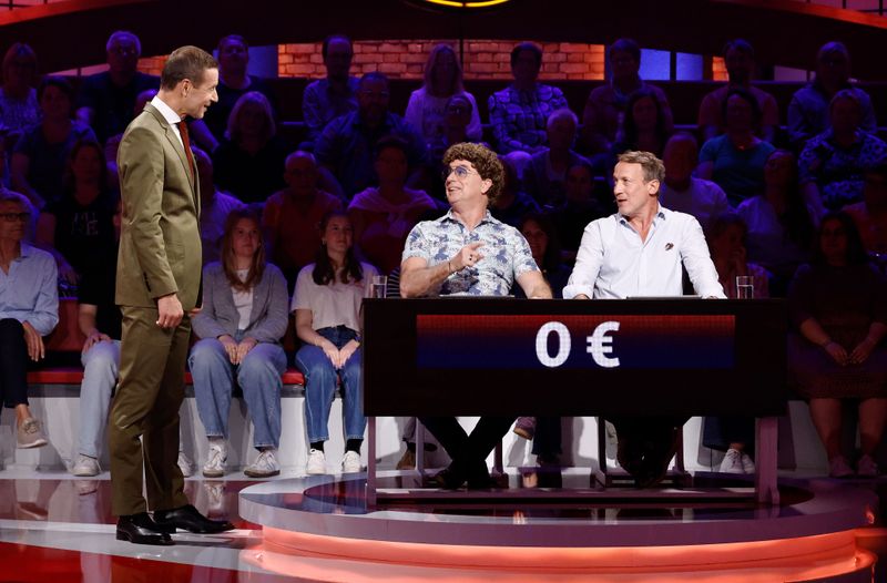 Schauspieler Wotan Wilke Möhring (rechts) ist neuer Teamkapitän bei "Wer weiß denn sowas?". Zum Auftakt hat er den Comedian Atze Schröder an seiner Seite. Links Moderator Kai Pflaume.