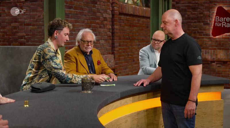 Erst als Fabian Kahl 3.000 Euro bot, warf auch Benjamin Leo Leo das Handtuch. Die Grenze der Expertisen-Schätzung war damit erreicht und noch viel wichtiger: Der Wunschpreis versechsfacht. Der Händler freute sich über seinen "ersten barocken Münzkrug" und Lehnertz flüsterte zustimmend: "Der ist bärenstark." 