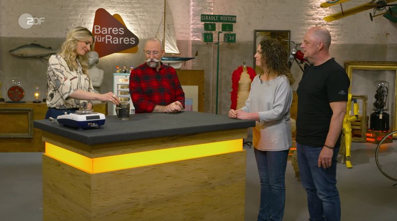 Ein Überraschungsfund aus einer Entrümpelungskiste sorgte bei Horst Lichter in der Mittwochsausgabe der ZDF-Trödelshow "Bares für Rares" für große Begeisterung. Die Verkäufer Petra und Wolfgang aus Hohenau an der March in Österreich konnten ihr Glück kaum glauben, denn fast hätten sie den barocken Bierhumpen beim Flohmarkt verhökert: "Wahnsinn."

