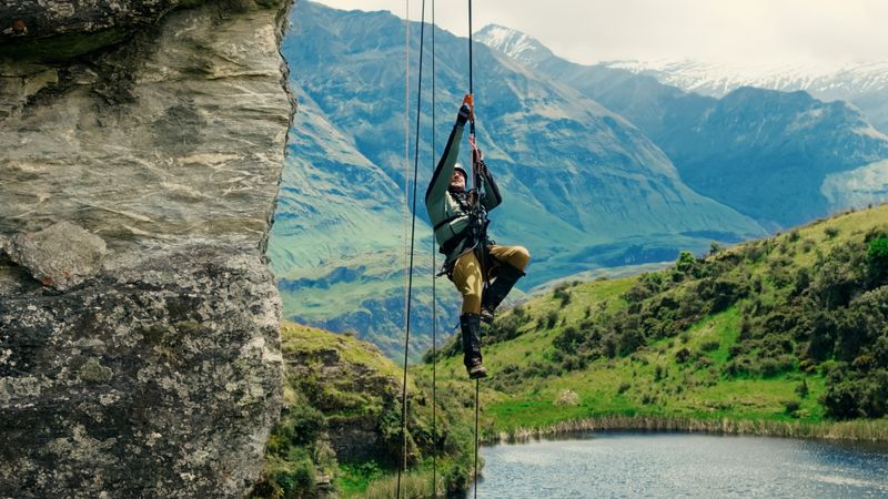 In "The Summit" fliegen zwölf Stars nach Neuseeland. Ohne Vorbereitung, mit einem Mountainkeeper im Rücken und einer Million Euro in ihren Rucksäcken müssen sie einen Gipfel erklimmen. Auf dem Weg erwarten sie Challenges und Intrigen ihrer Mitstreiter. Doch jeder Fehler kostet Geld. Wer stellt sich der Herausforderung? 