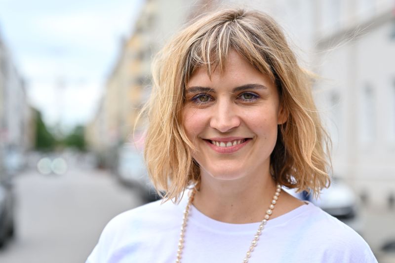 Schauspielerin Morgane Ferru wurde vor allem durch den Film "Und morgen seid ihr tot" bekannt. Im Interview erzählt sie, wie sie Weihnachten feiert und was ganz oben auf ihrer Wunschliste steht.