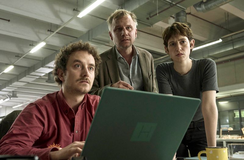 Die Ermittlungen rund um das Unglück sind im vollen Gange: Was könnte das Ausscheren des Busses verursacht haben? Die Polizisten Hänno Gudjons (David Hugo Schmitz,links), Jan Auschra (Robert Stadlober) und Anne Goldmundt (Lia von Blarer) schauen sich immer wieder Videoaufnahmen des Desasters an.