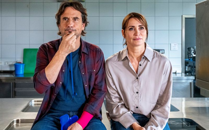 Eigentlich hat Erik (Oliver Mommsen) die Trillerpfeife von seiner Mutter bekommen, damit er im Notfall nach ihr pfeifen kann. Wie er und Katharina (Anja Kling) feststellen, eignet sich die Pfeife aber auch gut, um die Schüler unter Kontrolle zu halten. 