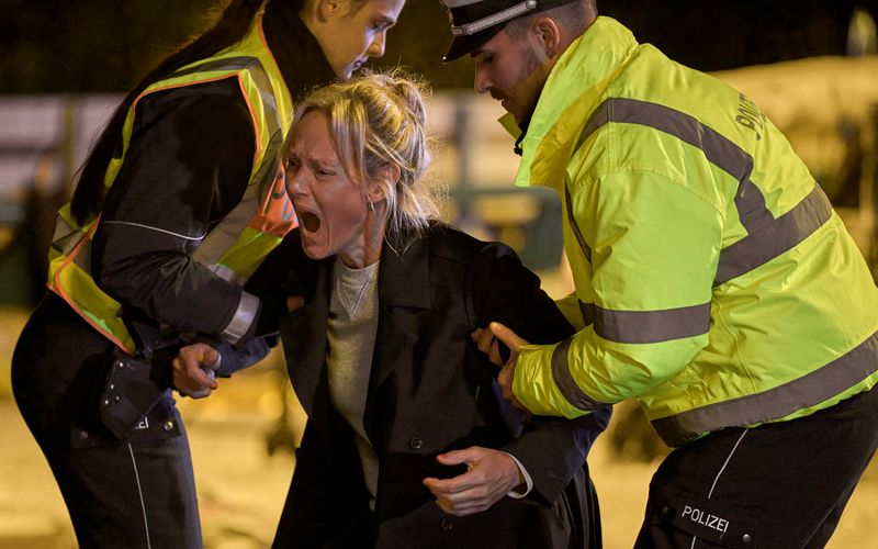 Riccarda Hövemann (Anna Schudt) erfährt schreckliche Gewissheit zwischen den Wracks der Autobahn: Die klug konstruierte Serie "Hundertdreizehn" erzählt von den Ermittlungen und verknüpften Schicksalen rund um einen desaströsen Verkehrsunfall.