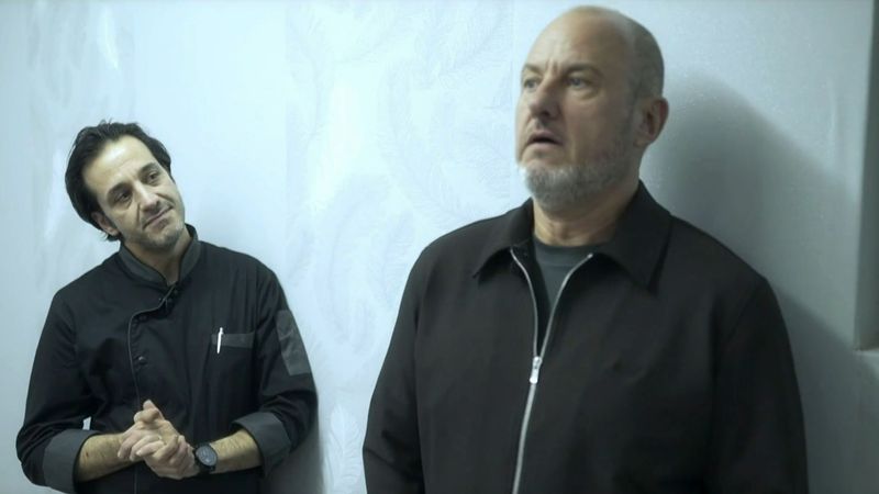 Frank Rosin (rechts) ist entsetzt: Küchenchef Reza zeigt dem Gatro-Profi seinen Schlafplatz im Keller.