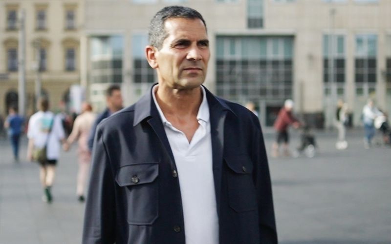 Mitri Sirin kam 1971 in Rheine, Westfalen, auf die Welt. Seine Familie gehörte zur syrischstämmigen und christlichen Minderheit in der Türkei. 2009 trat er erstmals als Nachrichtensprecher im ZDF-Morgenmagazin in Erscheinung. 2013 übernahm er von Cherno Jobatey die Hauptmoderation des Formats.