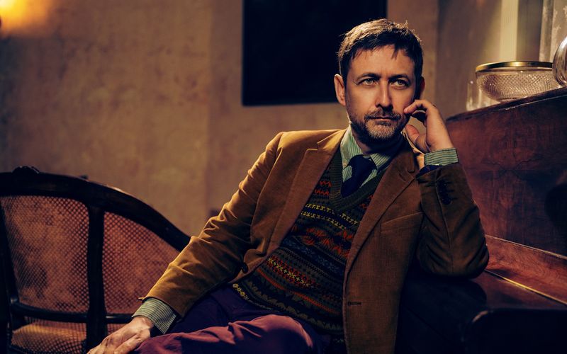 Neil Hannon, kreativer Kopf hinter The Divine Comedy, zeigt sich auf "Rainy Sunday Afternoon" von seiner nachenklichen Seite.