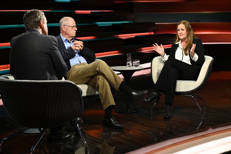 Linken-Politikerin Janine Wissler provozierte Widerspruch mit ihren Aussagen, nicht nur bei Peer Steinbrück (Mitte), sondern auch bei Moderator Markus Lanz.