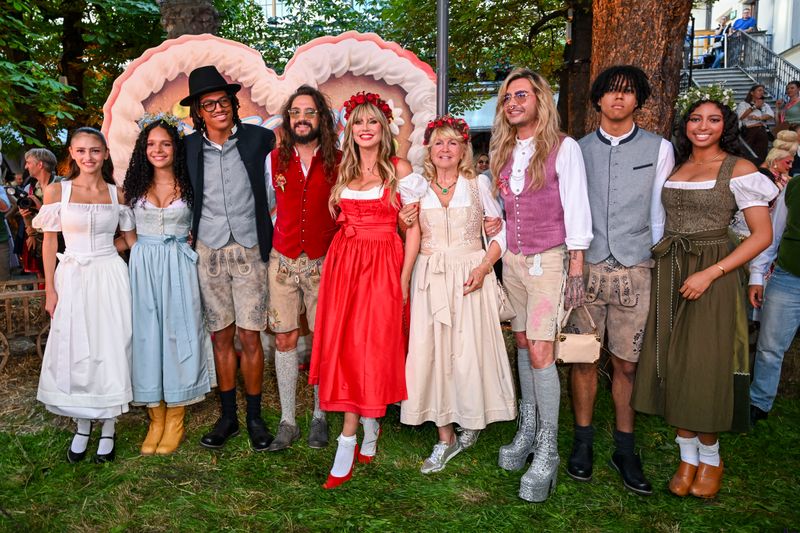 Party als Ausflug der Familie Klum: Leni Klum, Kayla Betulius, Henry Samuel, Tom Kaulitz, Heidi Klum, Erna Klum, Bill Kaulitz, Johan Samuel und Lou Klum (von links) auf dem roten Teppich vor dem "HeidiFest".