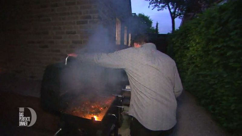 Im sonst eher bodenständigen Münster wurde es bei "Das perfekte Dinner" (VOX) unerwartet feurig. Das lag nicht nur an der gut gelaunten, aber kritischen Gruppe, sondern vor allem an "Dinner"-Gastgeber Olli (53), der seinen Hauptgang vor einem "kleinen Inferno" retten musste.