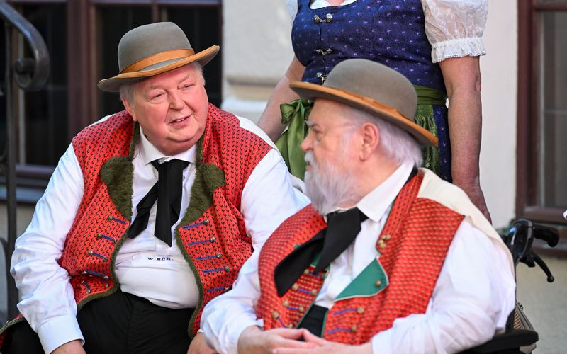 Wildecker Herzbube Wolfgang Schwalm (71, links) tritt in Zukunft mit dem TV-Koch Mirko Reeh auf. Er ist der Neffe von Wilfried Gliem (79, rechts). 