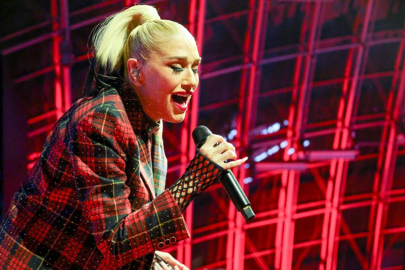 Mitte der 90-er wurde Gwen Stefani als Frontfrau der Pop-Rock-Band No Doubt zu einem Symbol für selbstbewusste Weiblichkeit. Da machte es nur Sinn, dass Stefani 2004 eine Bandpause nutzte, um ihr Solodebüt zu veröffentlichen. Mit großem Erfolg: "Love. Angel. Music. Baby." schlug ein, seitdem hatte die Sängerin einige Hit-Singles. Das 2016 veröffentlichte Album "This Is What The Truth Feels Like" schaffte es auf die Spitze der US-Album-Charts, das 2024  veröffentlichte Werk "Bouquet" hingegen floppte.