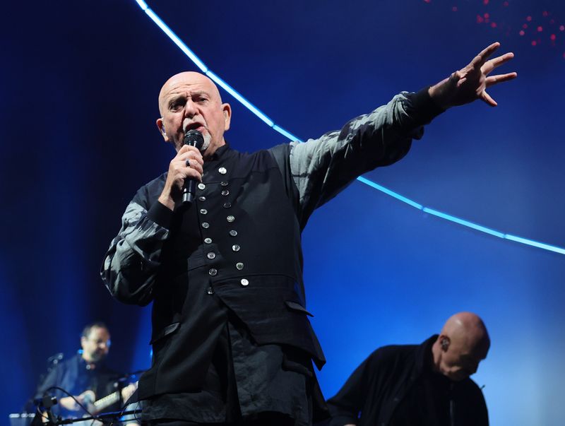 Als könne er gar nicht aufhören zu unterstreichen, dass er sich von seiner Band Genesis losgelöst hat und jetzt solo unterwegs ist, nannte Peter Gabriel jedes seiner vier ersten Soloalben (1977-1982)... "Peter Gabriel". Der Fünftling "So", der vor 40 Jahren, am 19. Mai 1986 erschien, war dann sogar noch erfolgreicher und erreichte in mehreren Ländern, darunter Deutschland, Platinum. Noch heute zählt Gabriel zu den Giganten des Art-Pop-Genres.