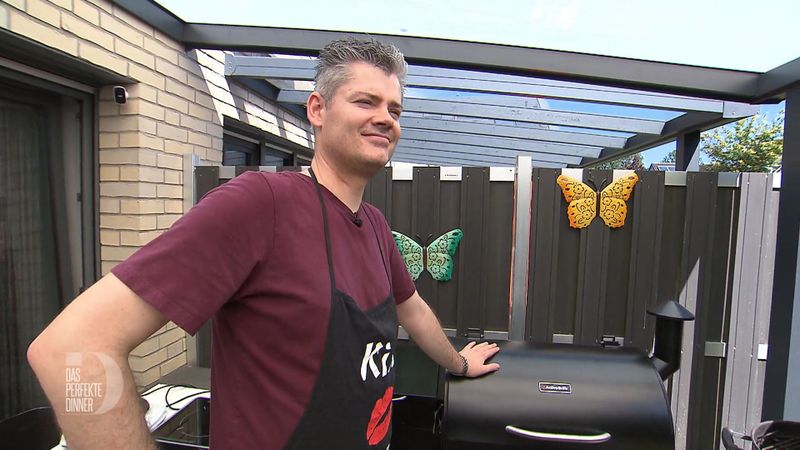 Rainer liebt es, in seiner Outdoor-Küche zu grillen und zu smoken.

