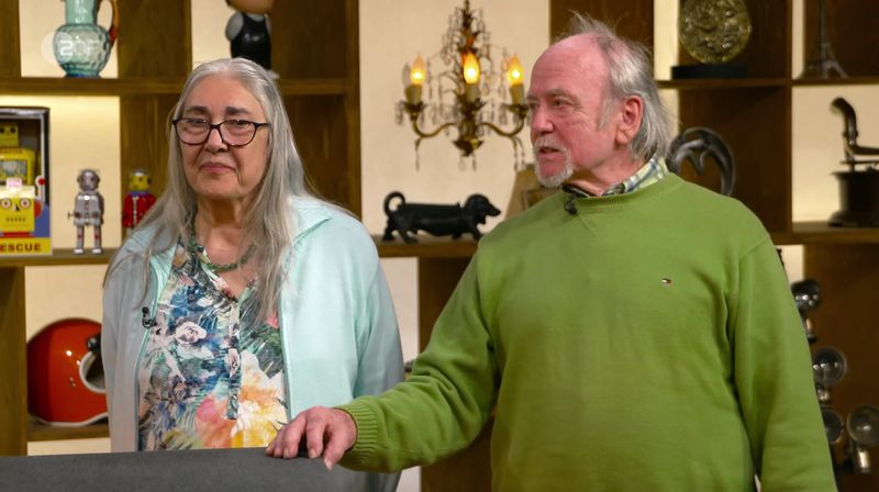 Ingeborg und Heinz aus Geilenkirchen wollten ein altes Reklameschild veräußern, das der Verkäufer "in Holland gekauft hat, als noch nicht so viele Leute an Sammeln gedacht haben". Der leidenschaftliche Sammler erzählt weiter: "Einiges habe ich einfach gekriegt, weil viele gesagt haben: 'Hör mal, du sammelst doch, ich hab was für dich'."
