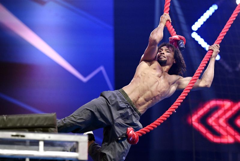 Giovanni Ertl (28) ist ein Ninja-Routinier. Schon sechsmal war er dabei, stand viermal im Finale und erreichte 2020 und 2021 jeweils den vierten Platz. Der Ninja-Hallen-Geschäftsleiter aus München will diesmal endlich an den Mount Midoriyama. Er fliegt mit "unglaublicher Leichtigkeit" (Buschi) durch den Parcours.