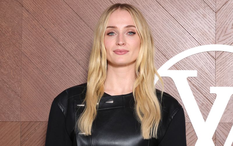 Sie ist zugebenermaßen das wesentlich bekanntere Gesicht: Mit ihrer Rolle im Fantasy-Epos "Game of Thrones" wurde Sophie Turner zm Serienstar, als Jean Grey war sie Teil des "X-Men"-Universums. Derzeit steht sie für eine "Lara Croft"-Serie vor der Kamera, in der sie in die Titelfigur spielen wird.