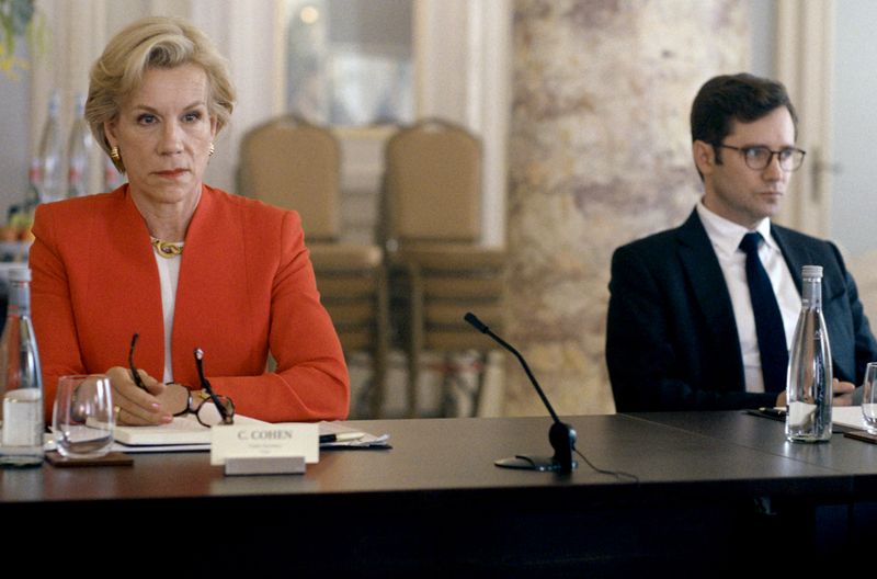 Die Amerikaner Cindy Cohen (Juliet Stevenson) und Andrew Porter (Sam Crane) sind erstaunt von Irans Forderungen.