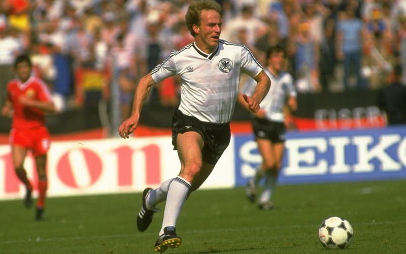 Er gilt als einer der besten Fußballer, den Deutschland jemals hatte: Mit der deutschen Nationalmannschaft wurde Karl-Heinz Rummenigge 1980 Europameister, am 25. September feiert das Aufsichtsratsmitglied des FC Bayern München seinen 70. Geburtstag. Ihm zu Ehren präsentieren wir unsere ganz und gar subjektive Rangliste der größten deutschen Fußballer-Legenden. In Kadergröße - von Platz 23 bis Platz 1 - versteht sich. 