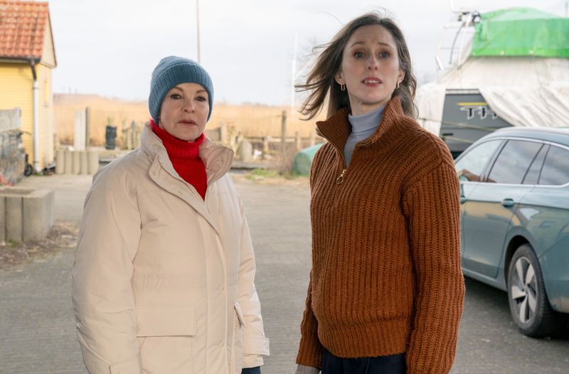  Ermittlerin Ellen Norgaard (Rikke Lylloff, rechts) ist im "Usedom-Krimi" zurück. Karin Lossow (Katrin Sass) freut sich darüber sehr.