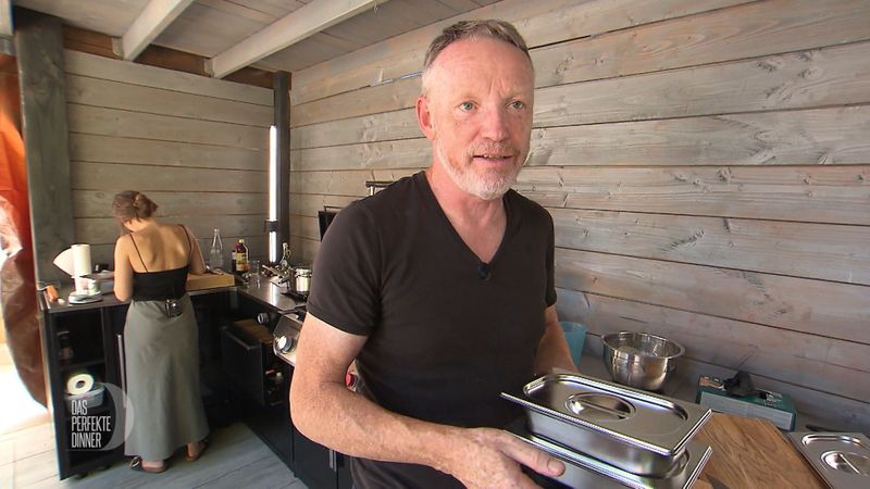 Während Frank die Fischbällchen verräumt, schnibbelt seine Tochter Gemüse.
