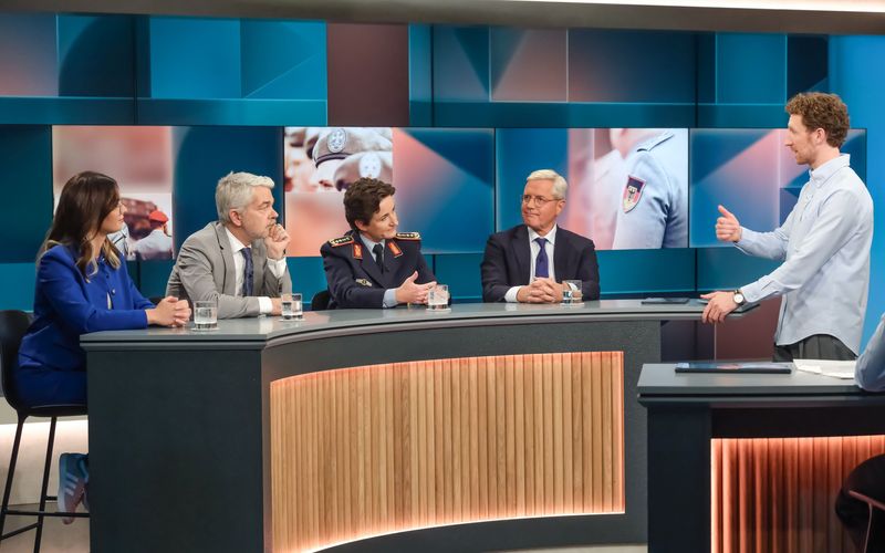 Nach seinem flapsigen Boomer-Spruch sagte Moderator Louis Klamroth (rechts) kleinlaut: "Da entschuldige ich mich direkt."