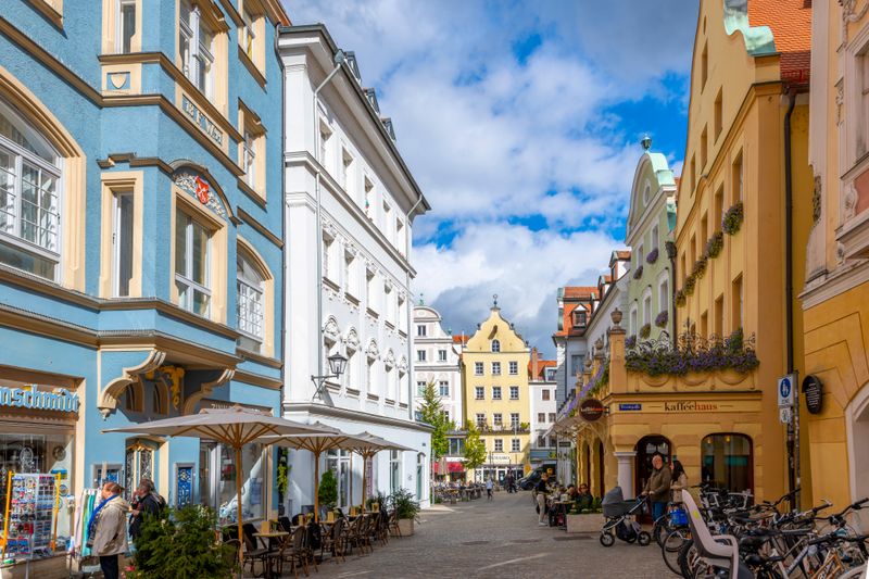Der Reiseanbieter Torulane hat weltweit insgesamt 65 Altstädte in fünf Rankings nach Weltregionen gegliedert. Entscheidenden Kriterien waren das Alter der Altstadt und wie gut sich diese zu Fuß erkunden lässt. Auch UNESCO-Auszeichnungen, welche die kulturhistorische Bedeutung belegen, sowie die Beliebtheit in sozialen Medien flossen in die Auswertung mit ein. Erkennen Sie die deutsche Altstadt auf dem Bild, die zu den drei schönsten in Europa gehört?