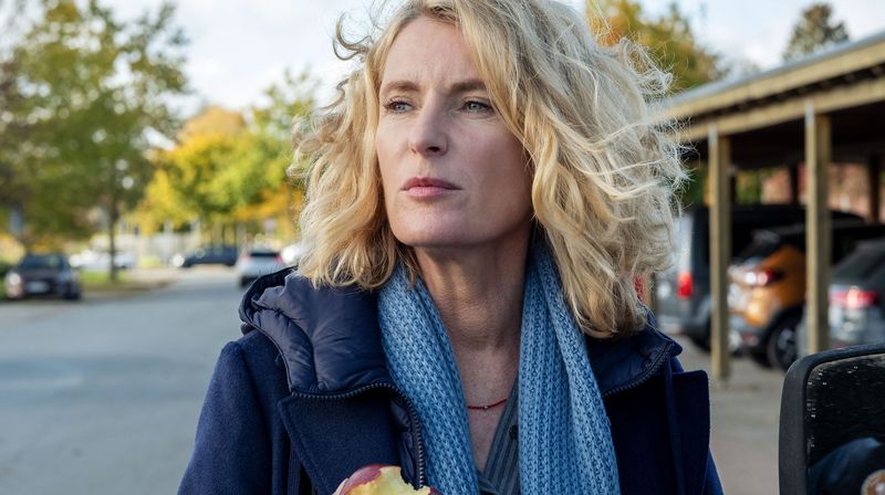 Charlotte Lindholm (Maria Furtwängler) ist zurück aus Göttingen und wieder als Solo-Ermittlerin fürs LKA Hannover aktiv. Ihr erster Einsatz führt sie in die norddeutsche Apfelanbauregion Altes Land. Hier wurde ein Arbeiter von einer Maschine geköpft. Unfall oder doch eher Mord? Immerhin fehlt der Kopf des Opfers ...